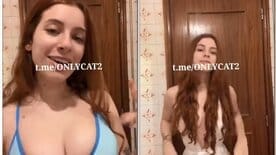 Ruiva do OnlyFans Catarina Paolina sensualizando de biquini em video exclusivo