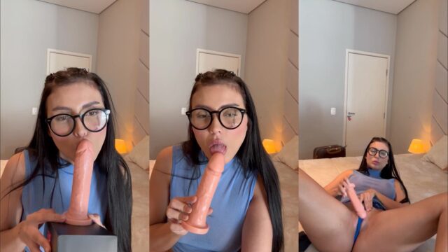 Fernanda Campos nua gozando gostoso no consolo