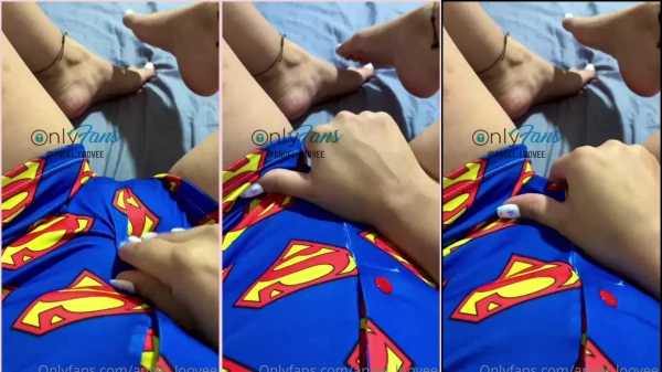 Anjo safadinho dando a letra na própria mão