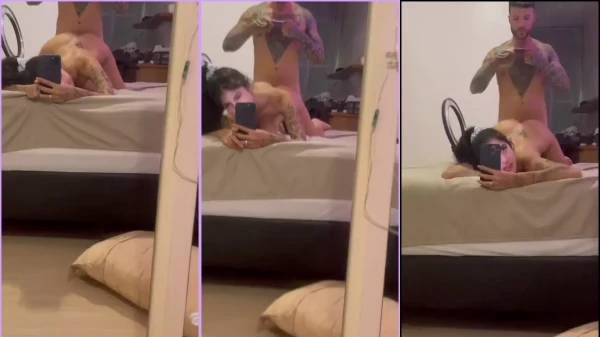 Gabi Saleh deitada de barriga pra baixo, com a bunda lá em cima, se divertindo