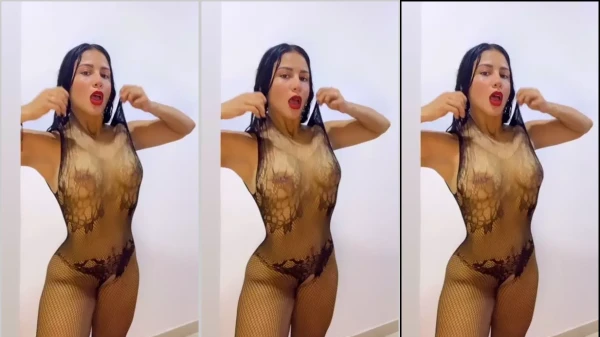 Olha a La_Divak se divertindo com os peitões!