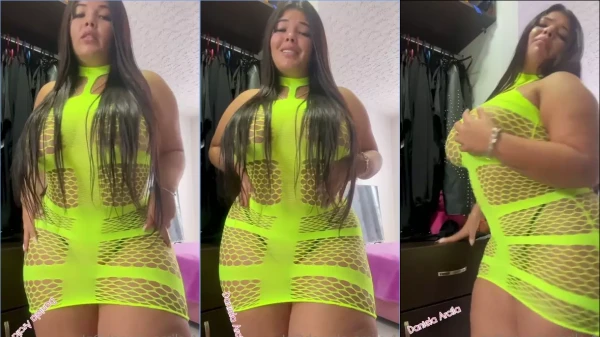 Daniela Arcila levanta a calcinha e começa a se tocar