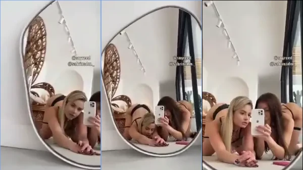 Sabrina di Martini toda despida, tendo um momento bem divertido com uma amiga bem gostosa na frente do espelho