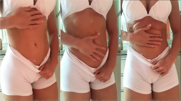 Eliza Nery tá toda gostosa com a buceta evidenciada no shorts!