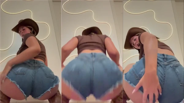 Lexi Marvel ousada exibindo seu rebolado!