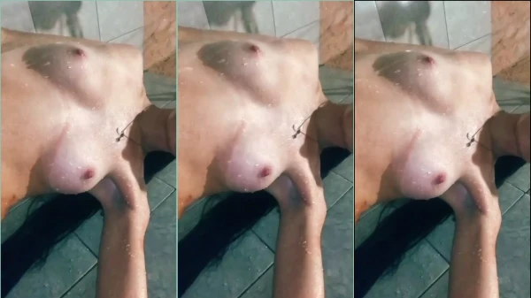 Rolou na internet um vídeo da Docinho Miin se banhando peladona