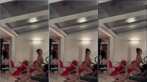 Stephanie Mendes em vídeo hot com um cara pegando fogo no sofá