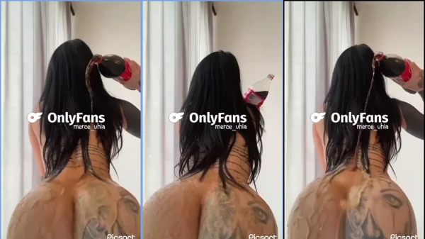Mercedes Uhia, com seu corpão tatuado, se divertindo e se molhando com coca