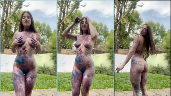 Bruna Biondo sem roupa, toda pintada de tinta!