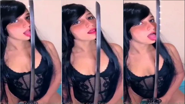 Dá uma olhada na safada da Bianca Dofus, toda provocante, passando a língua na katana!