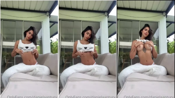 Deliciosa, a Dani Antury se mostrando!