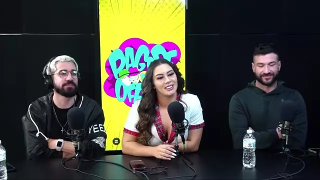 Micheli Rocha ebuceta um belo decote no Pagode da Ofensa