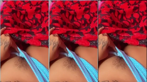 Vhiiviii exibindo a peludinha da sua xoxota